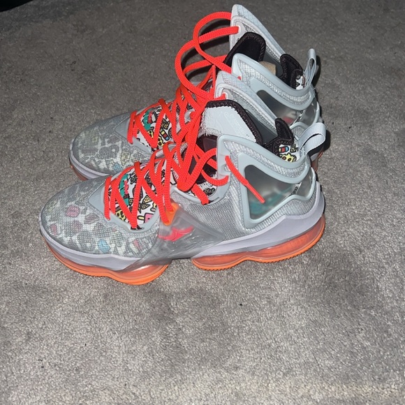 LeBron James 19 fast food - Picture 3 of 4